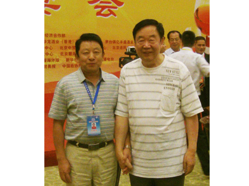 由第六屆全球華人企業(yè)家論壇籌委會安排湖南博通公司萬克權與著名相聲表演藝術家閻月明合影